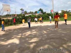学校でサッカーをやっている風景です ぼらぷらカンボジア スタディツアー