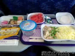 中国東方航空の機内食 ぼらぷらカンボジア スタディツアー