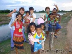 夕日を見に行こうとしたら集まってきた子ども達 ぼらぷらカンボジア 教育ボランティア