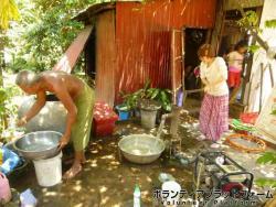 洗濯の様子、トトロみたい！とはしゃぎまくり ぼらぷらカンボジア 教育ボランティア