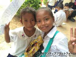 制服を着てちょっとおすまし顔の女の子達です。 ぼらぷらカンボジア　スタディツアー × ボランティア