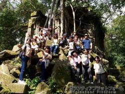 ベンメリア遺跡での集合写真です！ ぼらぷらカンボジア スタディツアー