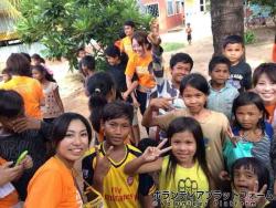 孤児院の子供たちとお別れの時。絶対また行くからね！ ぼらぷらカンボジア スタディツアー