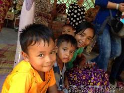 純粋な目でカメラ見つめる子ども達 ぼらぷらカンボジア　青年海外協力隊スタディツアー