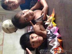 小学校の子供たちと折り紙 ぼらぷらカンボジア スタディツアー