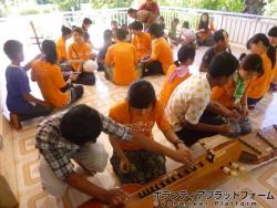 孤児院で折り紙をしたり、楽器の弾き方を教えてもらったり楽しいひと時でした。 ぼらぷらカンボジア スタディツアー