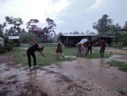 水浴びの前に土砂降りの雨が降ってきたので雨浴び。キャーキャーいいながら現地の子供も喜んでて楽しかった夕立。 ぼらぷらカンボジア 教育ボランティア