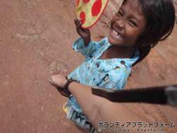 いつも私の手をとって迎えにきてくれて、おくってくれた子供。くしゃっとした笑顔かわいかったなあ。 ぼらぷらカンボジア 教育ボランティア