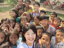 トレンアップ村学校低学年生徒達と ぼらぷらカンボジア 教育ボランティア
