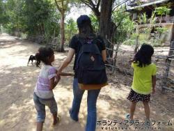 村を歩いているだけで子どもたちが一緒に遊んでくれました ぼらぷらカンボジア 教育ボランティア