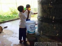 水を飲む ぼらぷらカンボジア　スタディツアー 5日間