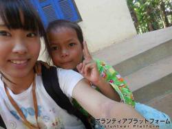 肩に置かれている手が可愛すぎます。 ぼらぷらカンボジア 教育ボランティア