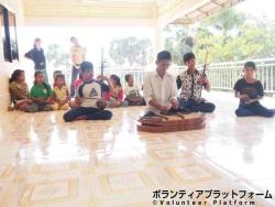 孤児院で生演奏を聴きながら ぼらぷらカンボジア スタディツアー