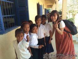 授業が終わって、手を振りに教室から出てきてくれました ぼらぷらカンボジア スタディツアー
