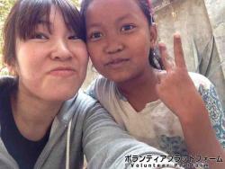 学校の子どもと♡わたしが連写でいろんな表情をすると彼女も真似してくれて嬉しかった！ ぼらぷらカンボジア スタディツアー