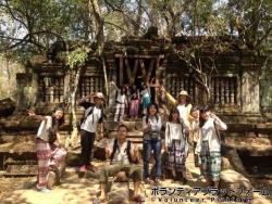 ベンメリア遺跡の前で仲間たちと ぼらぷらカンボジア スタディツアー