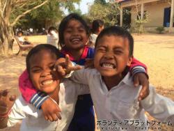 笑顔が可愛すぎる低学年の生徒たち ぼらぷらカンボジア 教育ボランティア