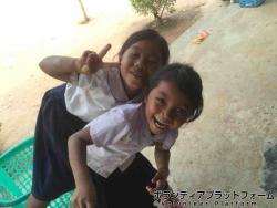 元気いっぱいの低学年の女の子たち ぼらぷらカンボジア 教育ボランティア