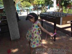 孤児院で縄跳びをする女の子 ぼらぷらフィリピン　スタディツアー　AE-2015.3.31