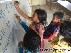 書くのを待つ子どもたち！ ぼらぷらカンボジア 教育ボランティア