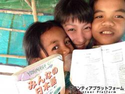挟まれて幸せ♡ ぼらぷらカンボジア 教育ボランティア