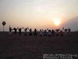 広い大地と夕日でジャンプ ぼらぷらカンボジア 教育ボランティア
