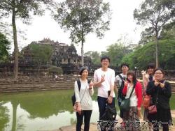 湖に浮かぶ遺跡の前で ぼらぷらカンボジア　青年海外協力隊スタディツアー