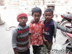 観光先の近所にいた子供たち ぼらぷらネパール　スタディツアー