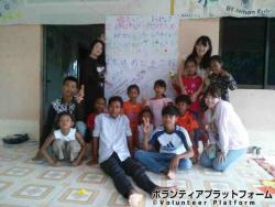 孤児院であいうえお表を作成しその前で撮った集合写真です。 ぼらぷらカンボジア スタディツアー