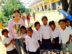 コムルー村の小学校に訪れた時の写真です。 ぼらぷらカンボジア スタディツアー