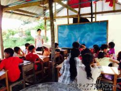 壁がない教室もあります。風通しはいいけど日差しが（笑） ぼらぷらカンボジア 教育ボランティア