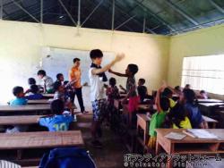 授業風景。1年生は本当に元気（笑） ぼらぷらカンボジア 教育ボランティア