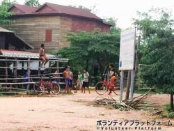 昼休憩の間、学校近くのお家でみんなが遊んでいます。 ぼらぷらカンボジア 教育ボランティア