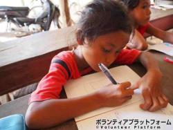 熱心に生徒が板書を写しているところ ぼらぷらカンボジア 教育ボランティア