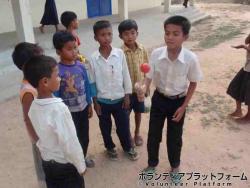 日本から持ってきたけん玉で遊ぶ子供 ぼらぷらカンボジア 教育ボランティア