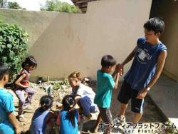 持ってきた水風船の作り方伝授中 ぼらぷらカンボジア 教育ボランティア