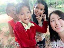 朝早くから遊んでいる子供たちと一緒に。 ぼらぷらカンボジア 教育ボランティア