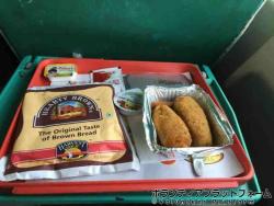アグラに向かう電車での食事 ぼらぷらインド ボランティア