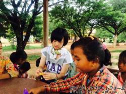 小学校で子どもと折り紙 ぼらぷらカンボジア スタディツアー