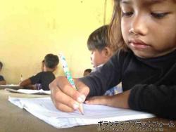 幼い子もがんばって勉強します ぼらぷらカンボジア 教育ボランティア