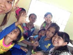 女の子は折り紙が大好き！ ぼらぷらカンボジア 教育ボランティア