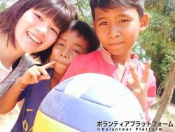 一緒にバレーをした子どもたち ぼらぷらカンボジア スタディツアー