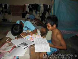 孤児院で勉強する姿 ぼらぷらカンボジア 教育ボランティア