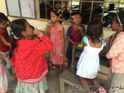 シャボン玉は大人気！あっという間になくなってしまいました ぼらぷらカンボジア 教育ボランティア
