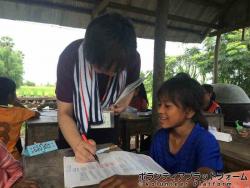 一つひとつ丸つけ ぼらぷらカンボジア 教育ボランティア