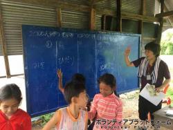 みんな黒板に書きたいようです ぼらぷらカンボジア 教育ボランティア