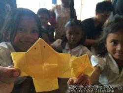 休み時間に折り紙をしました！ ぼらぷらカンボジア 教育ボランティア