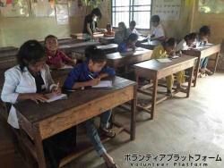授業を受ける子供たち(^^) ぼらぷらカンボジア 教育ボランティア