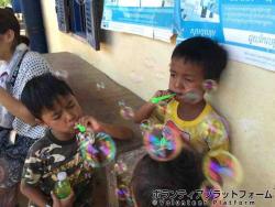 シャボン玉は子ども達に人気です。 ぼらぷらカンボジア 教育ボランティア