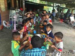 孤児院の子どもたちと一緒にカレー食べたよ ぼらぷらカンボジア スタディツアー